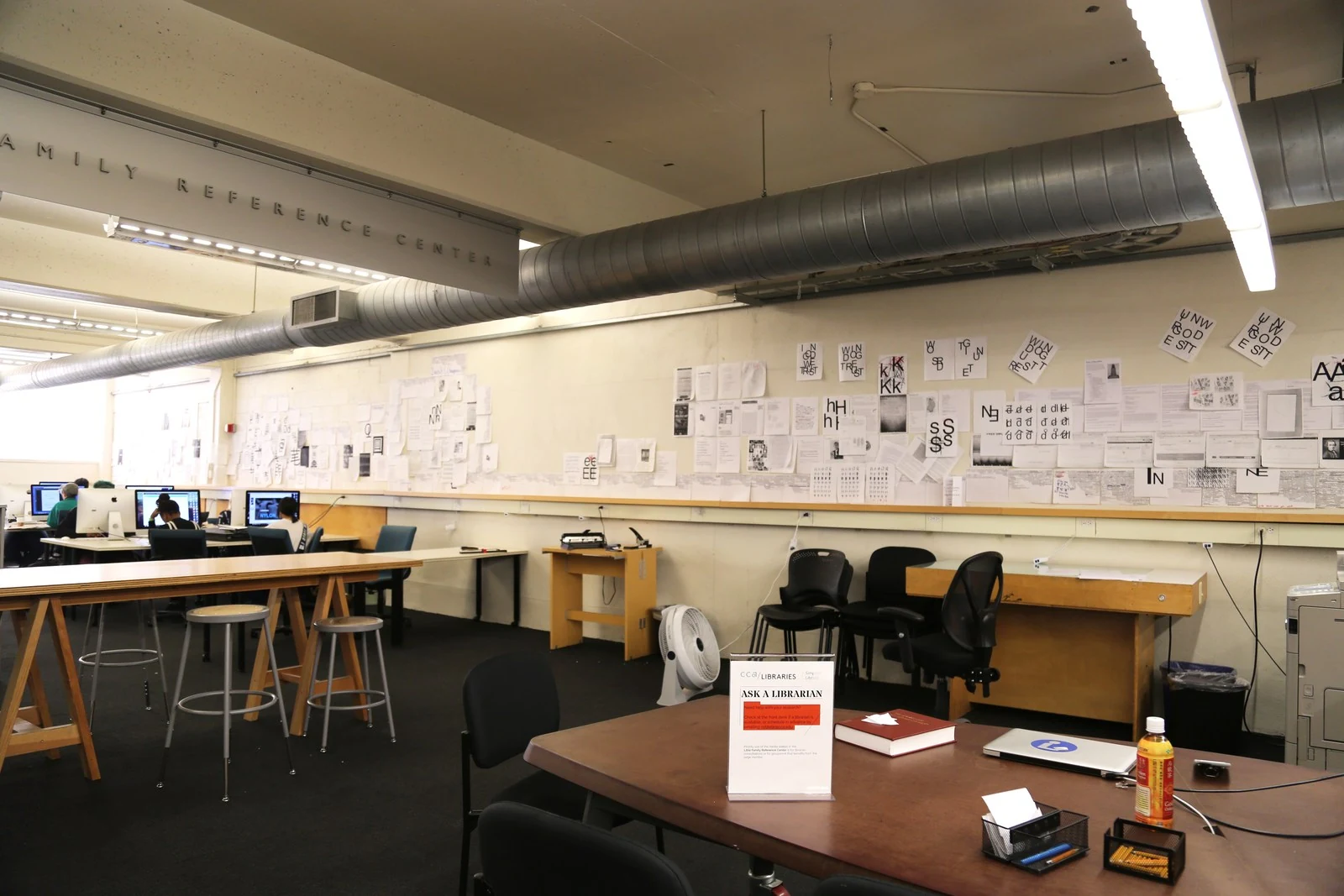 Fafalish，展览长墙与图书馆空间。CCA Simpson Library，旧金山，2017。图源：CCA/C Archives，CC BY-NC 4.0。