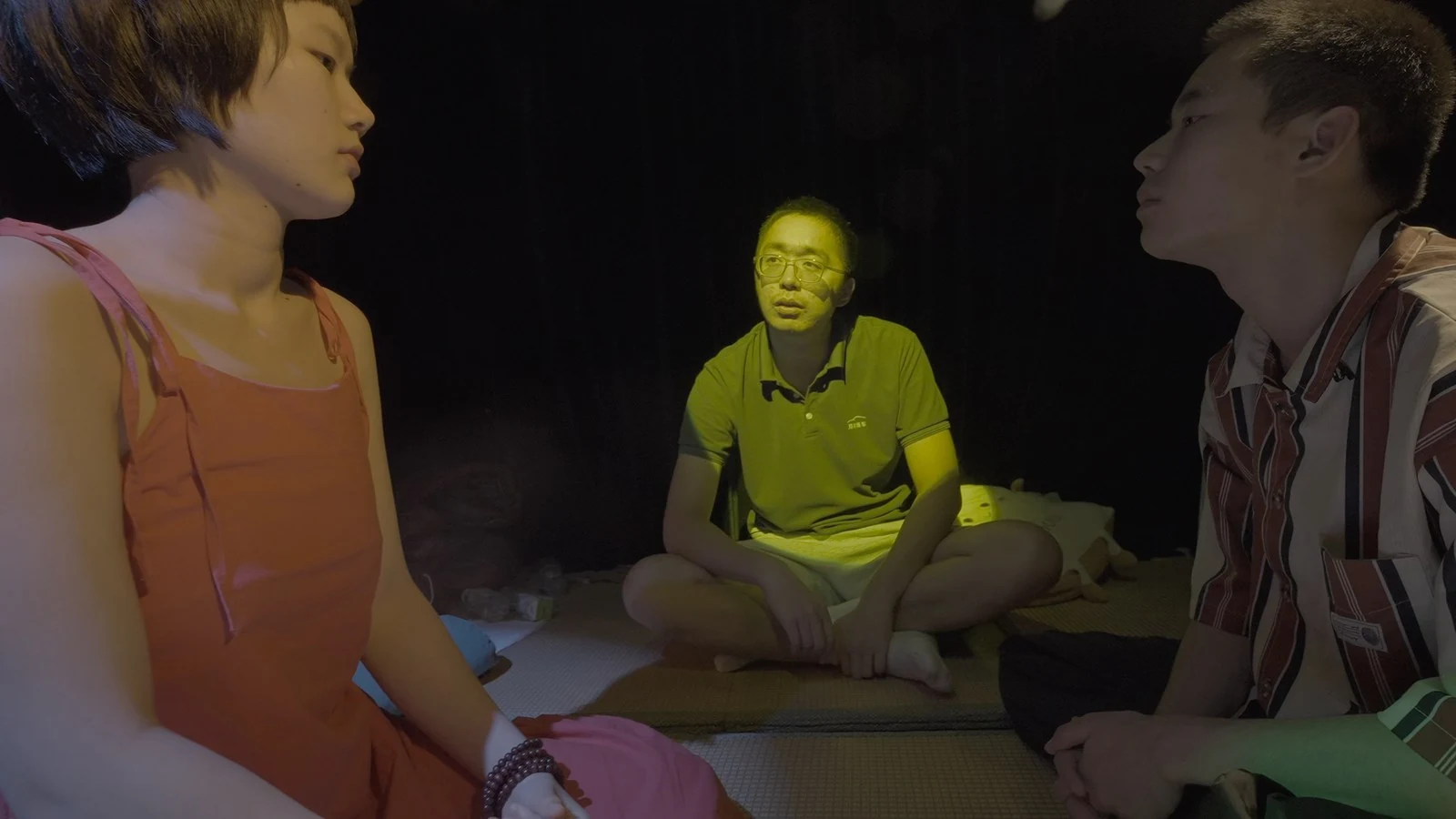 《人类投降派》电影帧，00:07:49。三个身体在近距离内构成对话关系。