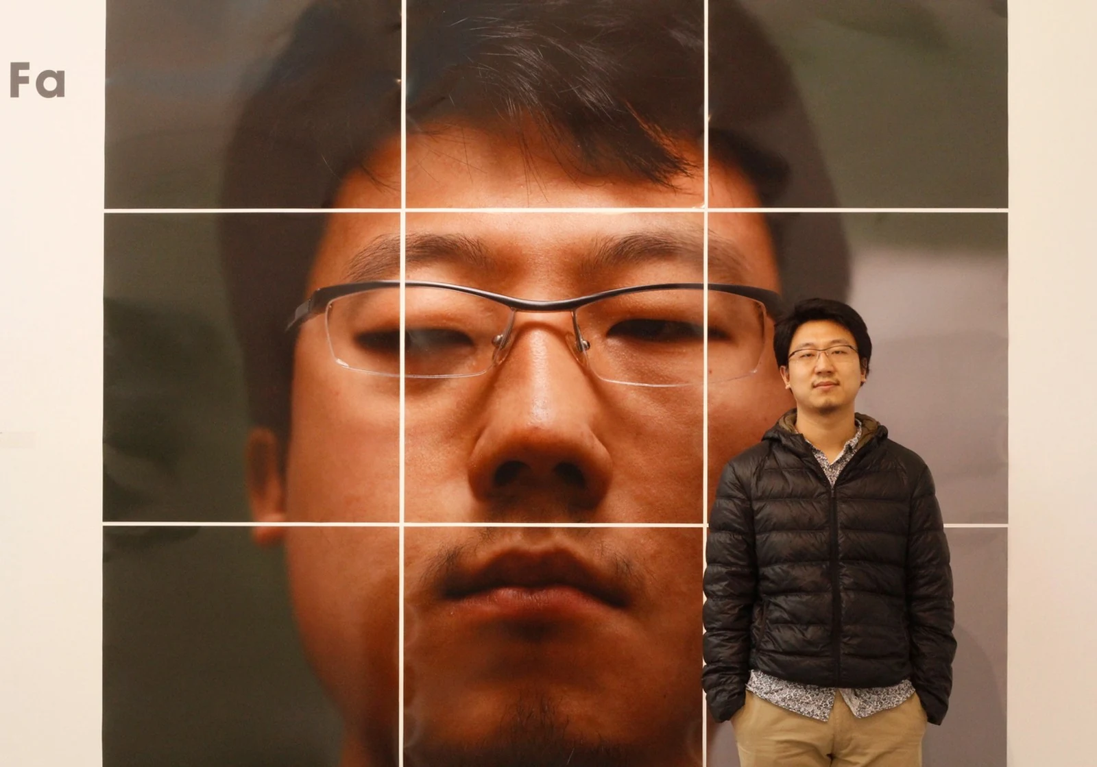 《我》的展出记录。人物与作品形成尺度对照；原页未注明场地与拍摄日期。