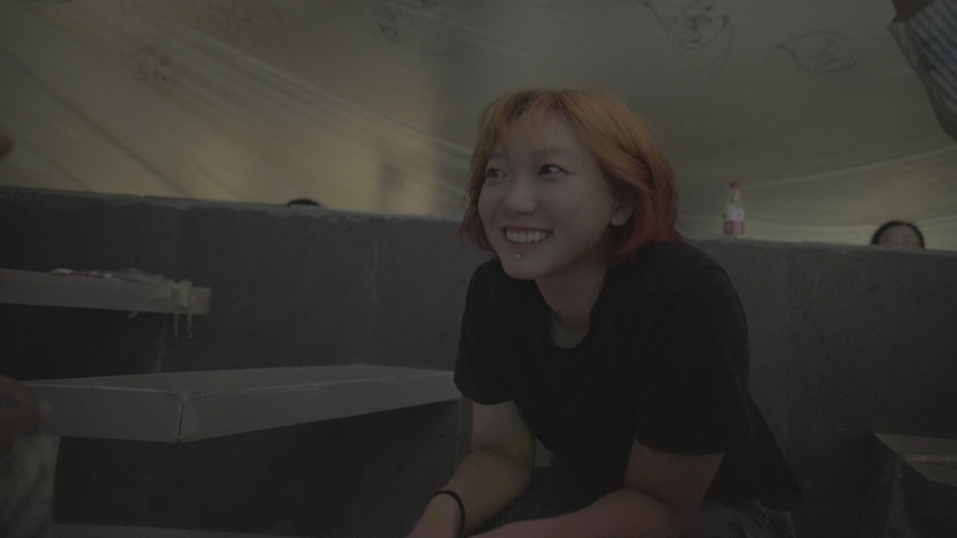 “四个导演”附近的场面。