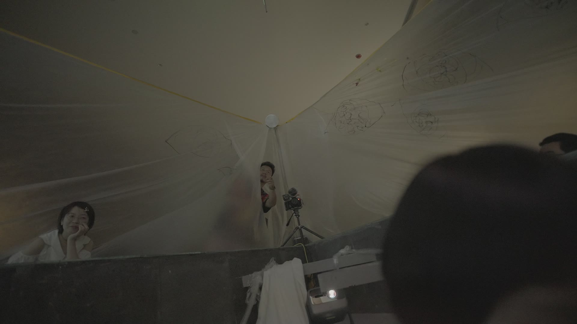 “做个观众”附近的公开现场全幅画面。