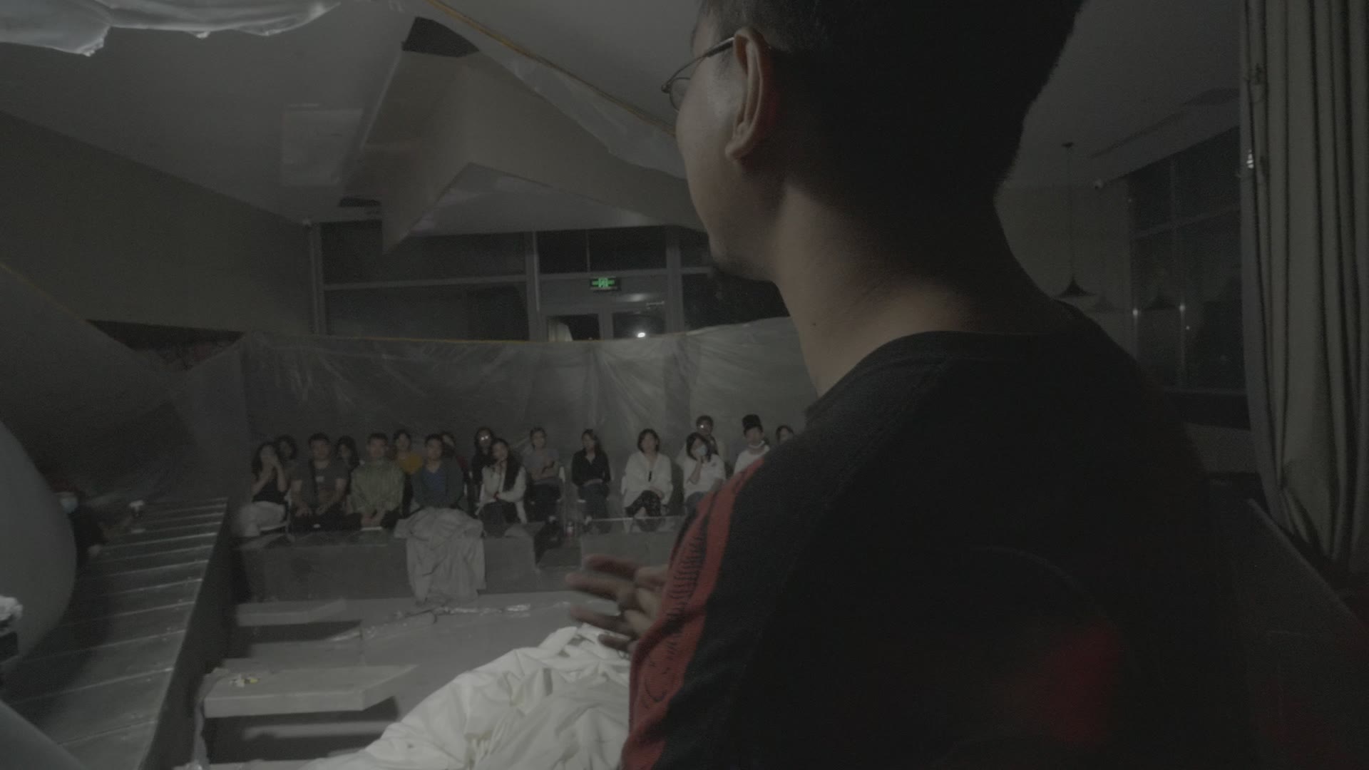 报幕之后,画面继续留在现场。