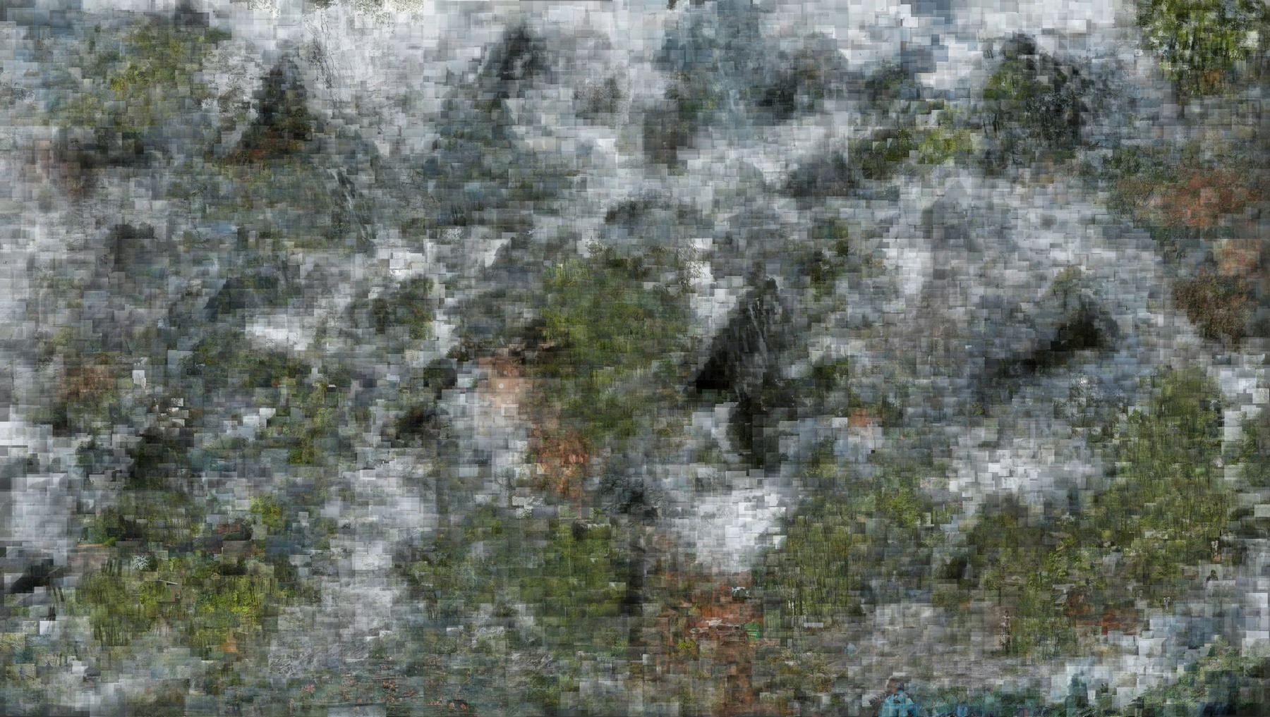 横幅画面由大量半透明小照片密集叠合，灰白天空与深绿、褐色树影交错。山脊在中央起伏，近看可辨矩形边界，远处则连成朦胧的山林轮廓。