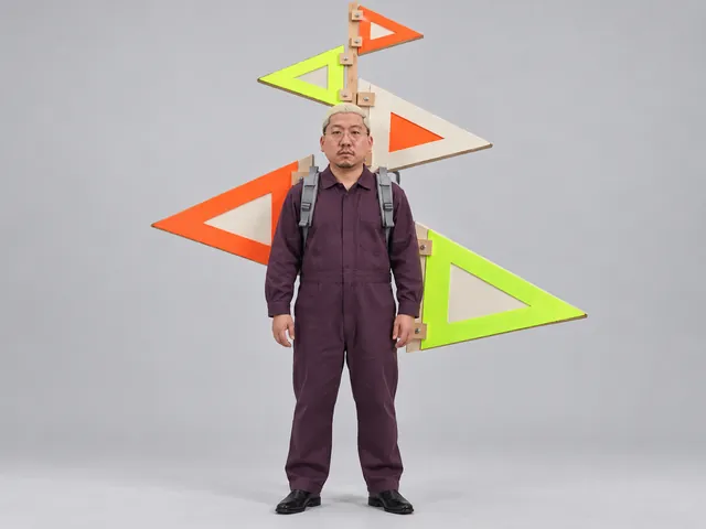 何发论荧光三角旗塔：荧光三角旗塔，生成角色图像