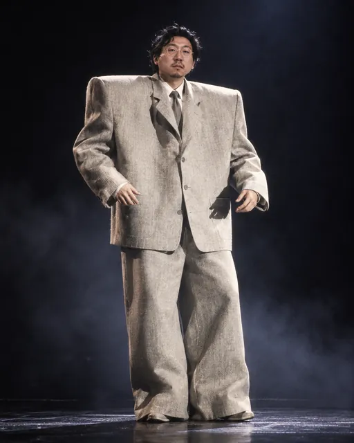 何发论大卫·伯恩：巨肩西装小头人，生成角色图像