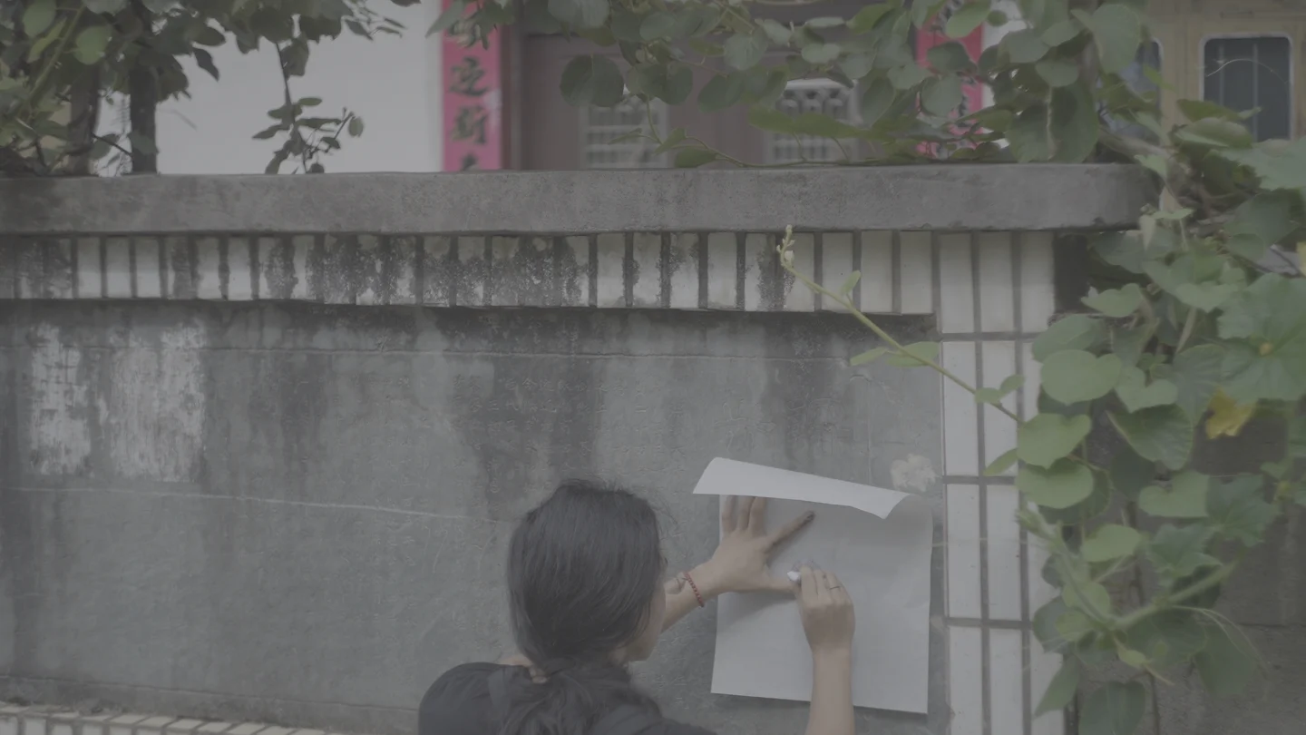 身体、纸面与墙:接触留下痕迹,但痕迹不交出完整故事。